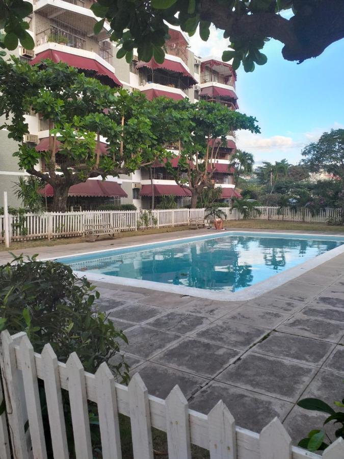 Rooms By The Pool Кингстън Екстериор снимка